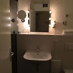 Tom's Hotel