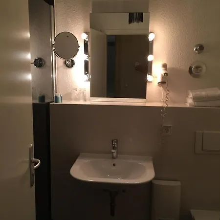 Tom's Hotel